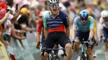 epa13098409 Dutch cyclist Olav Kooij of Decathlon CMA CGM Team celebrates at the finish line after winning Stage 5 of the Tour de France, a 158.3 km route from Lannemezan to Pau, France, 08 July 2026.  EPA/YOAN VALAT