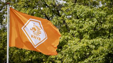 ZEIST - Vlag met logo van de KNVB. ANP ROBIN VAN LONKHUIJSEN