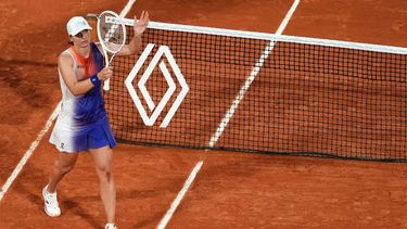 Poland's Iga Swiatek celebrates after winning her women's singles match against Japan's Naomi Osaka on Court Philippe-Chatrier on day four of the French Open tennis tournament at the Roland Garros Complex in Paris on May 29, 2024. 
Dimitar DILKOFF / AFP