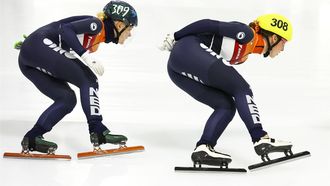 HEERENVEEN - Xandra Velzeboer, Suzanne Schulting (l-r) in actie in de tijdens de finale 1000 meter op de derde en laatste dag van de Dutch Open Shorttrack in Thialf. De Nederlandse schaatsers kunnen bij de DOS weer punten verdienen voor kwalificatie voor de eerste twee World Tour-wedstrijden. ANP VINCENT JANNINK