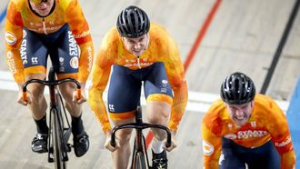 APELDOORN - Jeffrey Hoogland, Harrie Lavreysen en Roy van den Berg tijdens een training in Omnisport Apeldoorn. De Nederlandse sprintselectie traint in aanloop naar het WK baanwielrennen. KOEN VAN WEEL / ANP