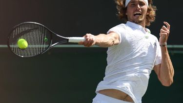 2023-07-07 15:13:03 epa10732319 Alexander Zverev of Germany in action during his Men's Singles 2nd round match against Yosuke Watanuki of Japan at the Wimbledon Championships, Wimbledon, Britain, 07 July 2023.  EPA/ISABEL INFANTES   EDITORIAL USE ONLY