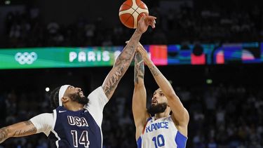 epa11544263 Annthony Davis (L) of USA and Evan Fournier (R) of France in action during the Men Gold Medal game France vs USA of the Basketball competitions in the Paris 2024 Olympic Games, at the South Paris Arena in Paris, France, 10 August 2024.  EPA/CAROLINE BREHMAN