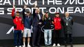 ASSEN - Koning Willem-Alexander poseert met gastheer; Carmelo Ezpeleta, CEO van Dorna Sports, rechthebbende MotoGP; Marc Márquez, coureur, oud wereldkampioen MotoGP; Fabio Quartararo, coureur, oud wereldkampioen MotoGP; Joan Mir, coureur, oud wereldkampioen MotoGP; Francesco Bagnaia, coureur, oud wereldkampioen MotoGP tijdens een bezoek aan een trainingsdag op het TT-circuit. Dit jaar is het honderd jaar geleden dat de eerste TT in Drenthe werd verreden. ANP VINCENT JANNINK