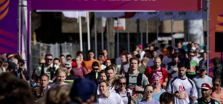 ROTTERDAM - Hardlopers tijdens de start van de 45e editie van de Marathon van Rotterdam. De wedstrijd geldt tevens als Nederlands kampioenschap. ROBIN VAN LONKHUIJSEN / ANP