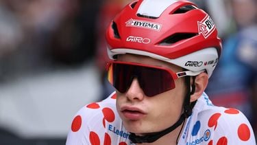epa12265647 Danish rider Jonas Vingegaard of Team Visma-Lease a Bike stands at the 21st and last stage of the Tour de France cycling race over 132.3km from Mantes-la-Ville to Paris, France, 27 July 2025.  EPA/CHRISTOPHE PETIT TESSON