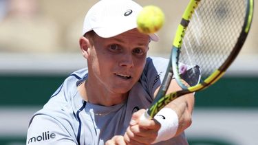Netherlands' Jesper De Jong plays a backhand return to Switzerland's Stan Wawrinka during their men's singles match on day 2 of the French Open tennis tournament on Court Simonne-Mathieu at the Roland-Garros Complex in Paris on May 25, 2026. 
Dimitar DILKOFF / AFP