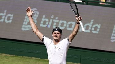 epa13049410 Alexander Zverev of Germany reacts during his quarter final tennis match against Raphael Collignon of Belgium at the ATP Terra Wortmann Open in Halle Westfalen, Germany, 19 June 2026.  EPA/CHRISTOPHER NEUNDORF