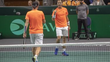 2023-09-12 20:22:04 epa10857052 Wesley Koolhof and Matwe Middelkoop of Netherlands in action against Harri Heliovaara and Patrik Niklas-Salminen of Finland during the Davis Cup Group D match between Netherlands and Finland in Split, Croatia, 12 September 2023.  EPA/-