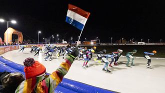 WINTERSWIJK - Het vrouwenpeloton tijdens de eerste natuurijsmarathon van dit seizoen, op tweede kerstdag. Winterswijk was vorige keer ook de eerste met de marathon op natuurijs. ANP VINCENT JANNINK