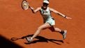 epa12049216 Dutch tennis player Suzan Lamens in action against British Emma Raducanu during their first round match at the Mutua Madrid Open tennis tournament in Madrid, Spain, 23 April 2025.  EPA/SERGIO PEREZ