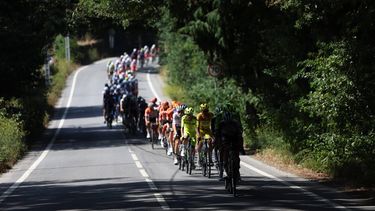 epa13169462 The peloton in action during the 8th stage of the Volta a Portugal, a 166 kilometer route from Melgaco to Fafe, in Ponte de Lima, Portugal, 14 August 2026. British cyclist Finlay Tarling of the NSN Development Team was killed in a fatal accident during the stage, which was immediately neutralized as a result.  EPA/NUNO VEIGA