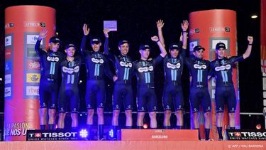 2023-08-26 20:54:53 DSM-Firmenich team celebrate on the podium winning the first stage of the 2023 La Vuelta cycling tour of Spain, a 14,8 km team time-trial in Barcelona, on August 26, 2023. 
Pau BARRENA / AFP
