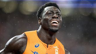 TOKIO - Elvis Afrifa tijdens de finale van de 4x100 meter estafette voor mannen tijdens de WK atletiek in het Japan National Stadium. ANP ROBIN VAN LONKHUIJSEN