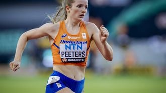 2023-08-21 19:07:34 BOEDAPEST - Cathelijn Peeters in actie op de 400 meter horden tijdens de derde dag van de wereldkampioenschappen atletiek. ANP ROBIN VAN LONKHUIJSEN