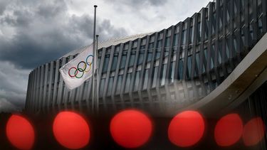 A picture taken on June 8, 2020 shows the Olympic flag flying next to the headquarters of the International Olympic Committee (IOC) in Lausanne, amid the COVID-19 crisis, caused by the novel coronavirus. The International Olympic Committee (IOC) Executive Board will meet remotely by videoconference on June 10, 2020 to report on the Tokyo 2020 and Paris 2024 Olympics.
Fabrice COFFRINI / AFP