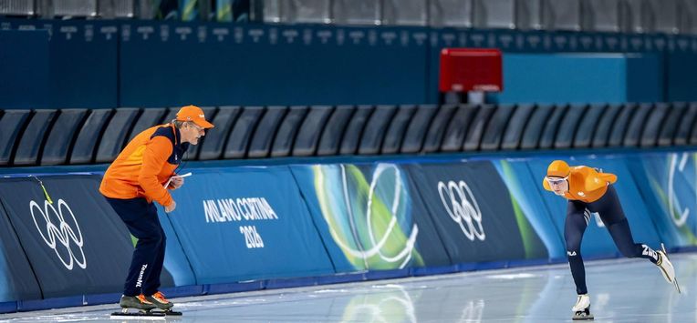 MILAAN - Coach Jillert Anema en Merel Conijn tijdens de 5.000 meter bij het langebaanschaatsen in het Milano Speed Skating Stadium op de Olympische Winterspelen van Milaan. SEM VAN DER WAL / ANP