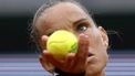 epa11379230 Arantxa Rus of the Netherlands in action during her Women's Singles 2nd round match against Elena Rybakina of Kazakhstan during the French Open Grand Slam tennis tournament at Roland Garros in Paris, France, 30 May 2024.  EPA/YOAN VALAT