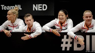 DEN BOSCH - Aranxta Rus, Demi Schuurs, Arianne Hartono tijdens de enkelspelpartij van de kwalificatieronde van de Billie Jean King Cup. De Nederlandse tennisters spelen twee dagen tegen Spanje in de hoop de qualifiers te bereiken. ANP SANDER KONING