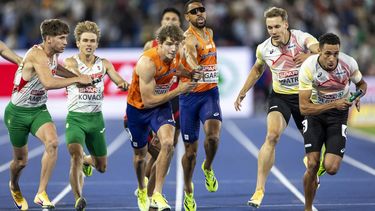 BIRMINGHAM - (l-r) Jonas Phijffers, Terrence Agard in actie op de 4x400 relay bij de mannen tijdens de slotdag van de EK atletiek. IRIS VAN DEN BROEK / ANP