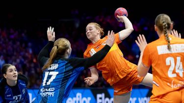ROTTERDAM - Dione Housheer in actie tijdens de WK-handbalwedstrijd in groep E tussen Nederland en Argentinië in Ahoy Rotterdam. ANP IRIS VAN DEN BROEK