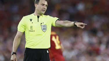 2023-06-18 21:30:20 German referee Felix Zwayer gestures during the UEFA Nations League final football match between Croatia and Spain at the De Kuip Stadium in Rotterdam on June 18, 2023. 
KENZO TRIBOUILLARD / AFP