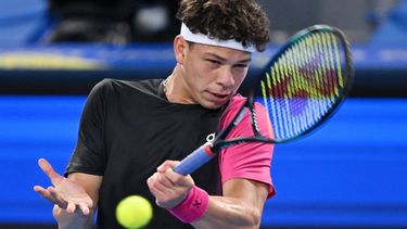 2023-10-22 09:50:59 USA's Ben Shelton returns a hot against Russia’s Aslan Karatsev during their men's singles final match at the ATP Japan Open tennis tournament in Tokyo on October 22, 2023. 
Kazuhiro NOGI / AFP