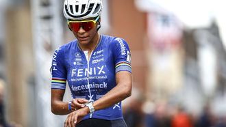 Dutch Ceylin Del Carmen Alvarado celebrates as she crosses the finish line at the women's elite race of the 'Kermiscross' cyclocross cycling event, in Ardooie on October 17, 2024. 
DAVID PINTENS / Belga / AFP