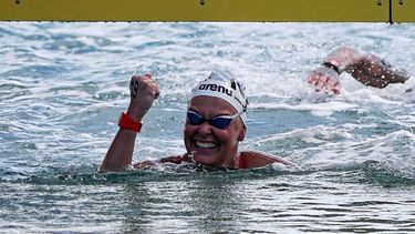 epa11122690 Sharon Van Rouwendaal of Netherlands celebrates winning the Women's 10km Open Water Final at the FINA World Aquatics Championships Doha 2024 in Doha, Qatar, 03 February 2024.  EPA/ALI HAIDER