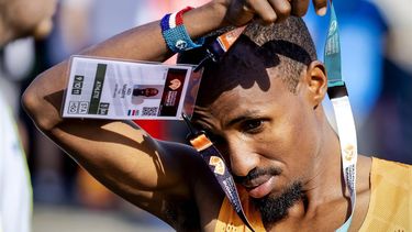 2023-08-27 09:11:00 BOEDAPEST - Abdi Nageeye na zijn opgave op de marathon tijdens de laatste dag van de wereldkampioenschappen atletiek. ANP ROBIN VAN LONKHUIJSEN