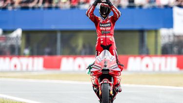 ASSEN - Francesco Bagnaia (ITA) wint de MotoGP race op de TT van Assen 2024. ANP VINCENT JANNINK