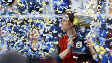 epa11555793 Jannik Sinner of Italy holds his winner's trophy after defeating Frances Tiafoe of the United States during the finals of the Cincinnati Open in Mason, Ohio, USA, 19 August 2024.  EPA/MARK LYONS