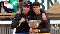 epa11400576 Carlos Alcaraz of Spain (R) poses with the Coupe des Mousquetaires trophy and his coach Juan Carlos Ferrero after winning his Men’s Singles final match against Alexander Zverev of Germany during the French Open Grand Slam tennis tournament at Roland Garros in Paris, France, 09 June 2024.  EPA/TERESA SUAREZ