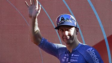 Team Alpecin's Kaden Groves celebrates on the podium after winning the stage 2 of La Vuelta a Espana cycling tour, a 194 km race between Cascais and Ourem, on August 18, 2024.   
MIGUEL RIOPA / AFP