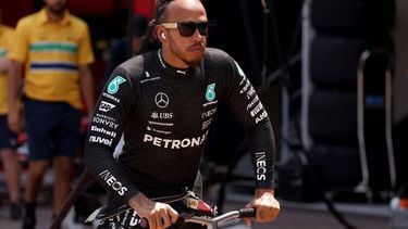 Mercedes' British driver Lewis Hamilton leaves the pit lane of the Circuit de Monaco on a scooter before the start of the Formula One Monaco Grand Prix on May 26, 2024. 
CLAUDIA GRECO / POOL / AFP