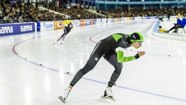 2023-10-29 16:43:56 HEERENVEEN - Isabel Grevelt, Femke Kok (l-r) tijdens de 1.000m dames in ijsstadion Thialf. Het langebaanseizoen start met dit driedaagse kwalificatietoernooi voor de wereldbeker. ANP VINCENT JANNINK