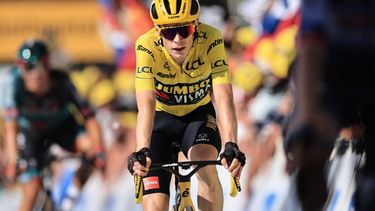2023-07-20 17:45:00 epa10758283 Danish rider Jonas Vingegaard of team Jumbo-Visma crosses the finish line during the 18th stage of the Tour de France 2023, a 185kms race from Moutiers to Bourg-en-Bresse, France, 20 July 2023.  EPA/CHRISTOPHE PETIT TESSON
