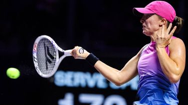 Poland's Iga Swiatek hits a return against Russia's Daria Kasatkina during their women's singles tennis match at the WTA Finals Championship in Riyadh on November 7, 2024. 
Fayez NURELDINE / AFP