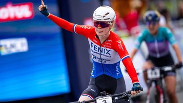 epa12986248 Puck Pieterse of Netherlands wins the Short Track Elite Women at the UCI Mountain Bike World Series stop in Nove Mesto na Morave, Czech Republic, 23 May 2026.  EPA/MAXIME SCHMID