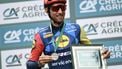 Lidl-Trek's Dutch rider Bauke Mollema holds a medal and a frame commemorating his last cycling race ahead of the start of the 120th edition of the Giro di Lombardia (Tour of Lombardy), a 239km cycling race from Bergamo to Como, in Bergamo on October 10, 2026. 
Marco BERTORELLO / AFP