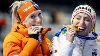 MILAAN - Merel Conijn en Francesca Lollobrigida uit Italie tijdens de medailleceremonie van de 5.000 meter bij het langebaanschaatsen in het Milano Speed Skating Stadium op de Olympische Winterspelen van Milaan. SEM VAN DER WAL / ANP