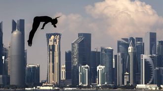 DOHA - Ginni van Katwijk in actie tijdens de voorrondes highdiving vrouwen op de derde dag van het wereldkampioenschappen langebaan zwemmen. De WK was een van de mogelijkheden voor de Nederlandse zwemmers om limieten te zwemmen voor de Spelen van Parijs in 2024. ANP KOEN VAN WEEL