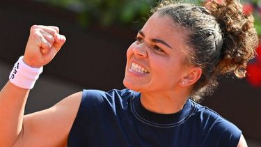 Italy's Jasmine Paolini reacts during the women's singles semi-final match against USA’s Peyton Stearns during the WTA Rome Open tennis tournament at Foro Italico in Rome on May 15, 2025. 
Andreas SOLARO / AFP