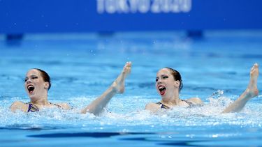 2021-08-04 19:42:33 epa09394234 Noortje de Brouwer and Bregje de Brouwer of the Netherlands perform during the Duet Free Routine Final of the Artistic Swimming events of the Tokyo 2020 Olympic Games at the Tokyo Aquatics Centre in Tokyo, Japan, 04 August 2021.  EPA/PATRICK B. KRAEMER