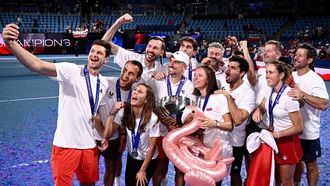 epa12642564 Team Poland pose for photos after winning the 2026 United Cup final between Poland and Switzerland in Sydney, Australia, 11 January 2026.  EPA/DAN HIMBRECHTS  AUSTRALIA AND NEW ZEALAND OUT EDITORIAL USE ONLY