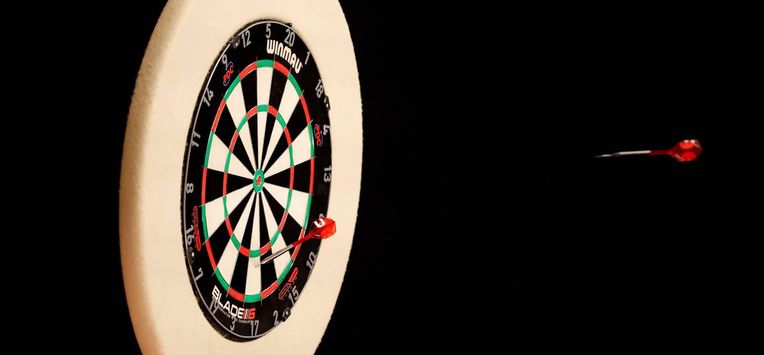 ROTTERDAM - Dartpijl van Nathan Aspinall onderweg naar het bord tijdens zijn partij tegen Engelsman Chris Dobey tijdens de elfde speelronde van de Premier League Darts in Ahoy Rotterdam. ANP BAS CZERWINSKI