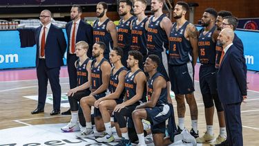 ALMERE - Teamfoto Nederland voor de kwalificatiewedstrijd tussen Nederland en IJsland voor een ticket voor het wereldkampioenschap basketball in Indonesie, Japan en op de Filipijnen. ANP RONALD HOOGENDOORN