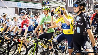 2022-08-01 16:16:48 ROOSENDAAL - Tour de Femmes-winnares Annemiek van Vleuten (R) en Marianne Vos tijdens de start van de dameskoers op wielerevenement Draai van de Kaai. ANP ROB ENGELAAR