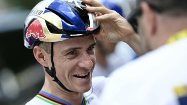 Red Bull - BORA - hansgrohe team's Belgian rider Remco Evenepoel awaits the start of the 13th stage of the 113th edition of the Tour de France cycling race, 205,8 km between Dole and Belfort in eastern France, on July 17, 2026. 
Loic VENANCE / AFP