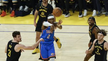 epa12622167 Oklahoma City Thunder guard Shai Gilgeous-Alexander (C) passes as Golden State Warriors center Quinten Post (L) defends during the first half of the NBA game between the Oklahoma City Thunder and the Golden State Warriors in San Francisco, California, USA, 02 January 2026.  EPA/JOHN G. MABANGLO SHUTTERSTOCK OUT